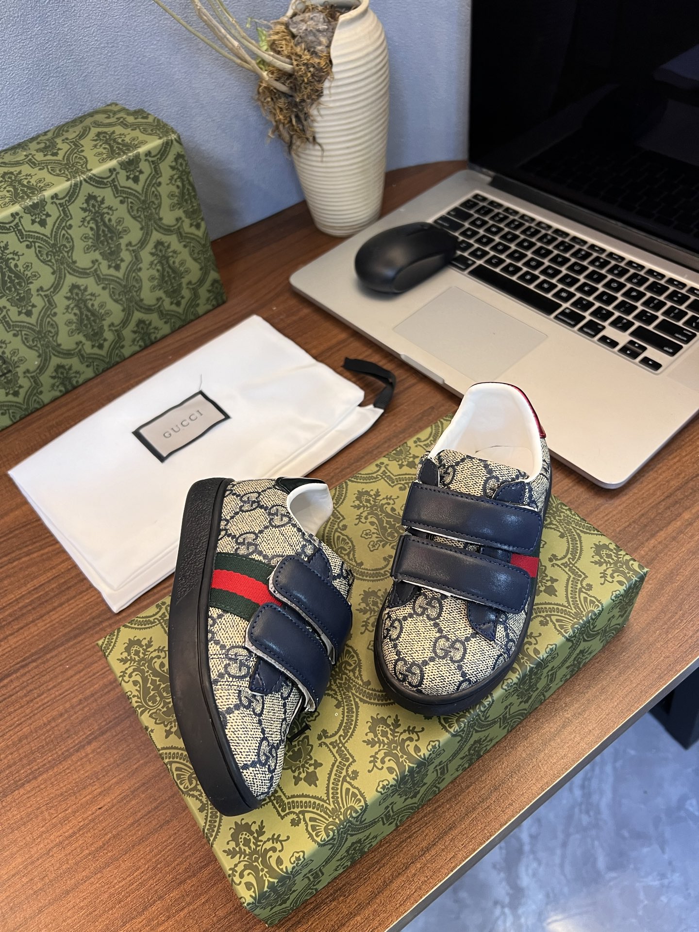 Children's shoes child